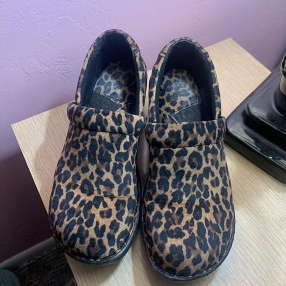 New woman’s Peggy Clogs